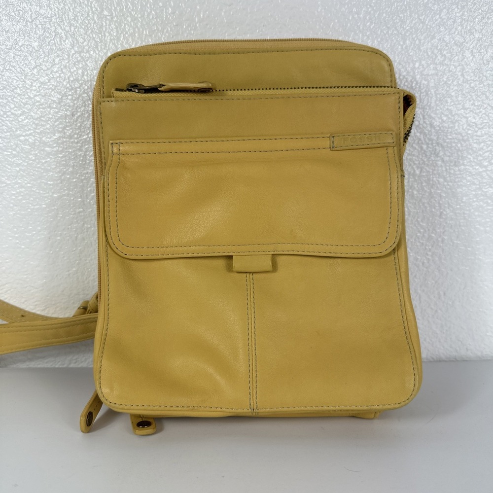Fossil leather vintage Yellow crossbody bag. M